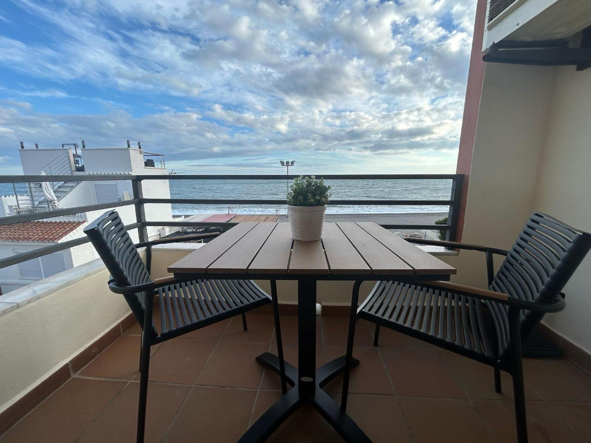 Maravilloso Apartamento En Primera Linea De Playa Con Vistas Al Mar En Caleta De Velez 2 D Buitenkant foto