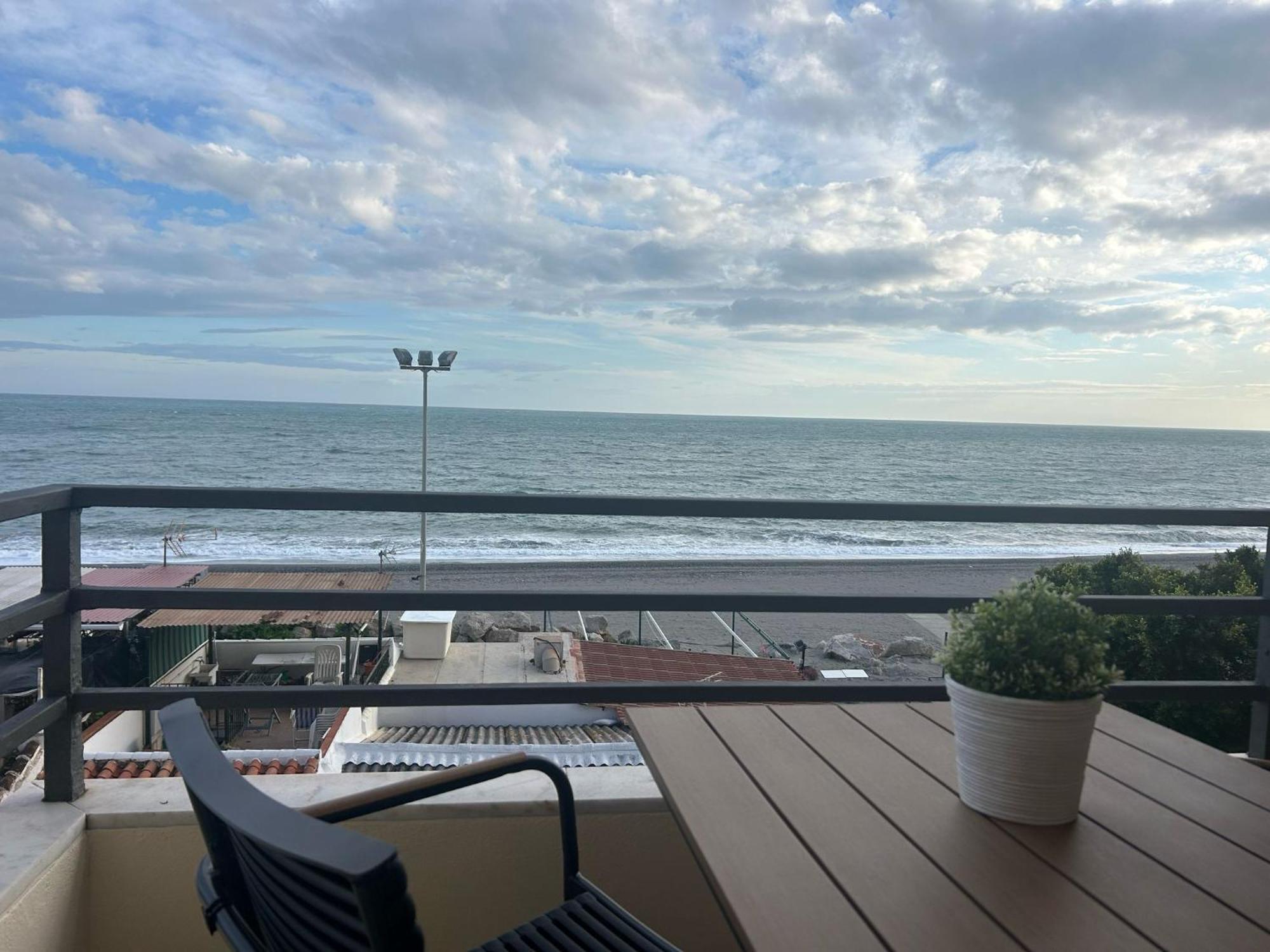 Maravilloso Apartamento En Primera Linea De Playa Con Vistas Al Mar En Caleta De Velez 2 D Buitenkant foto